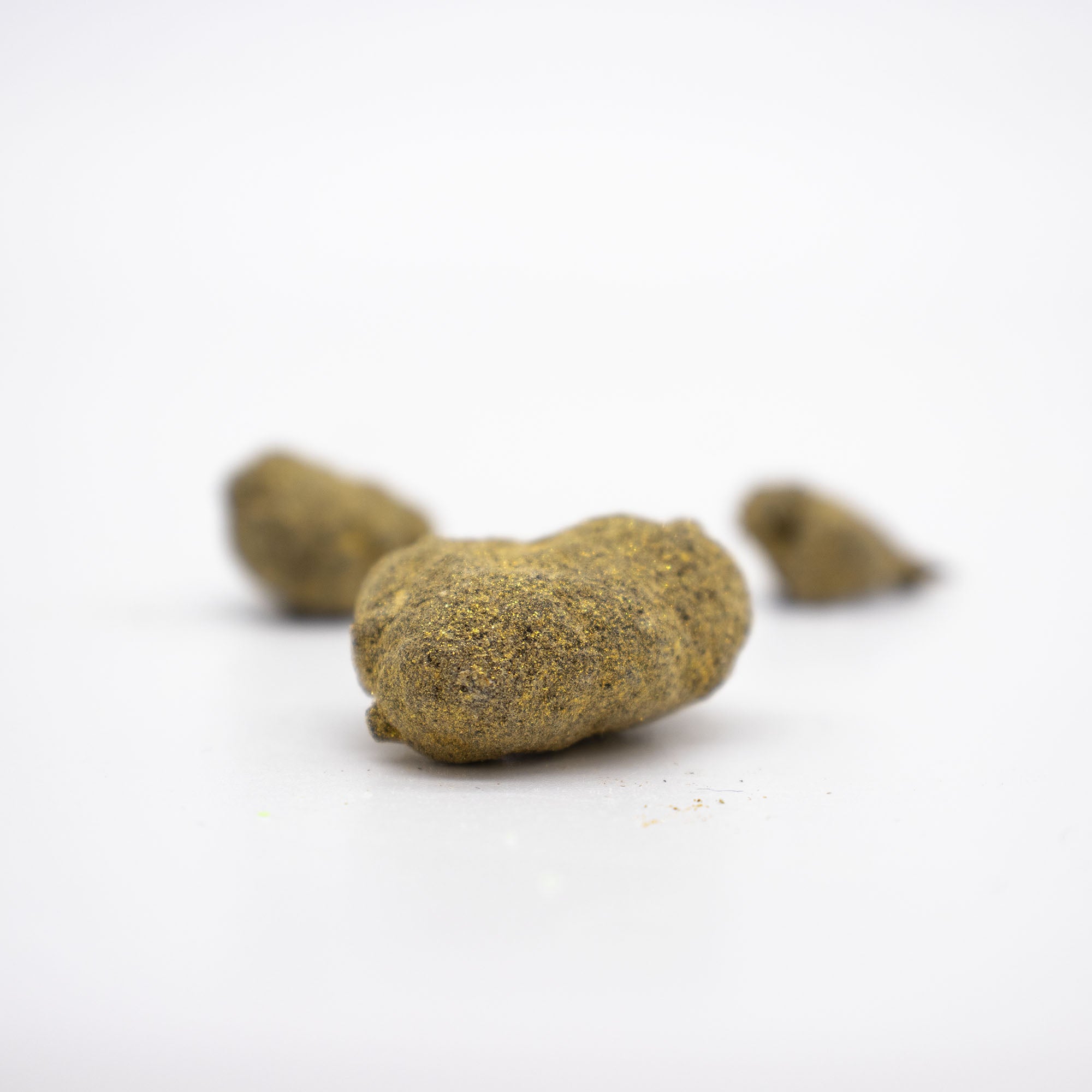 une expérience unique alliant la puissance du CBD à une touche cosmique. Grâce à une concentration exceptionnelle en cannabinoïdes, nos Moonrocks vous offrent une relaxation profonde et un bien-être incomparable. Plongez dans l'univers de la détente, venu tout droit des étoiles.